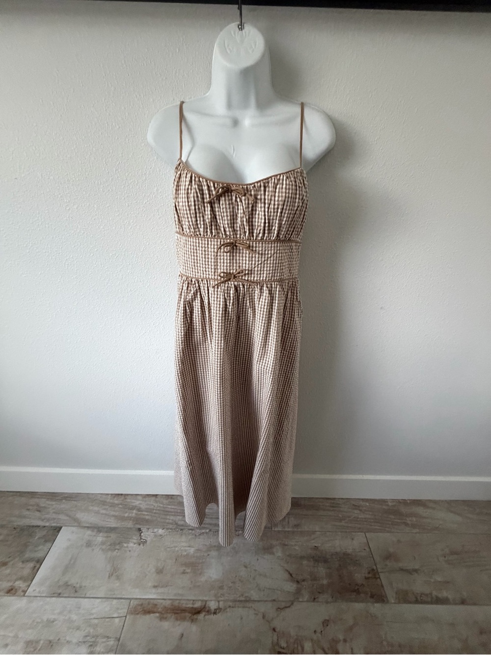 House of Harlow 1960 Beige Gingham Smocked Midi Dress - Picture 2 of 10